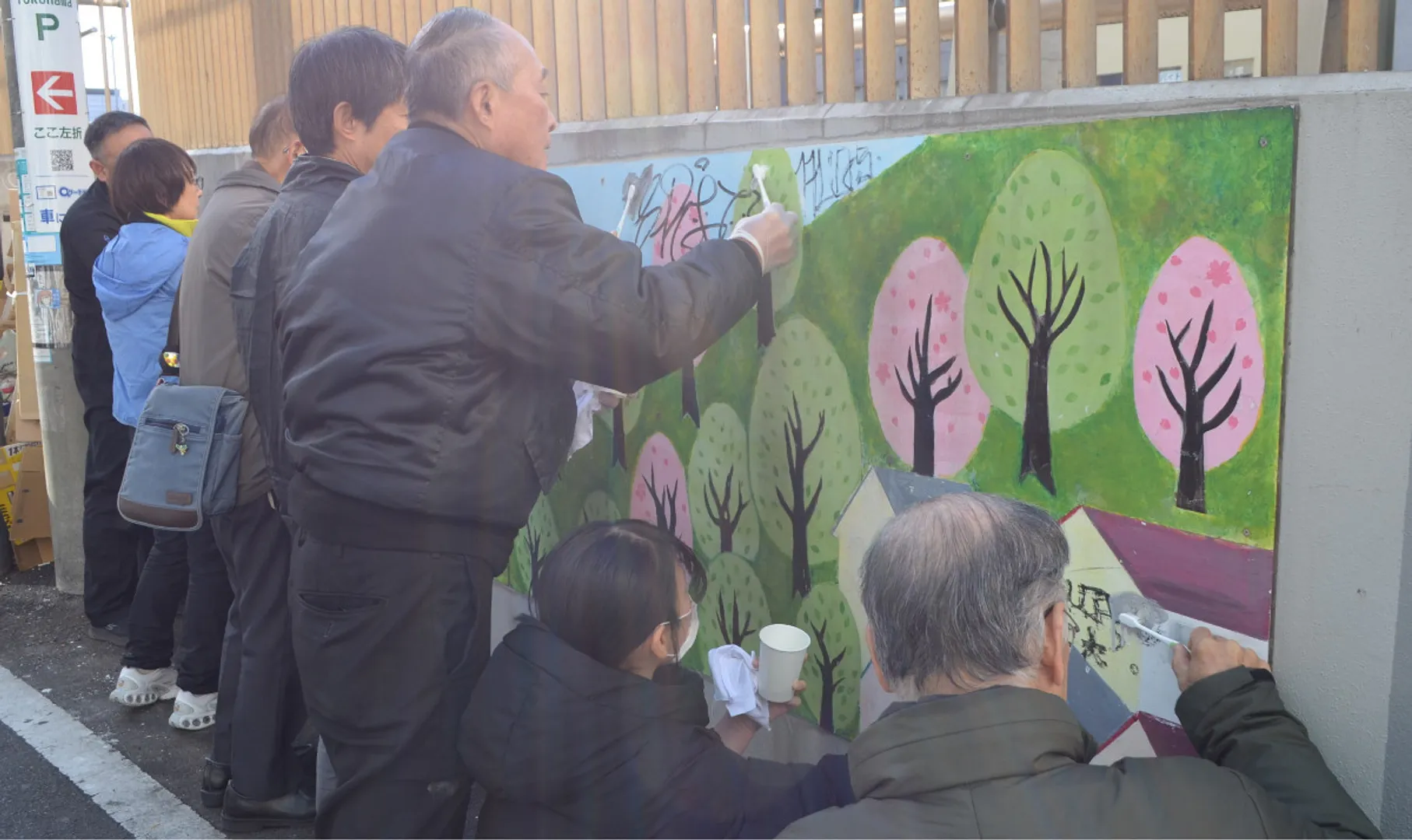 除去作業を行う地域住民ら