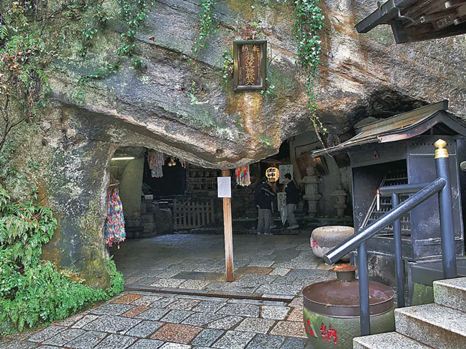 洞窟の中の奥宮に銭洗い水が湧き出ている