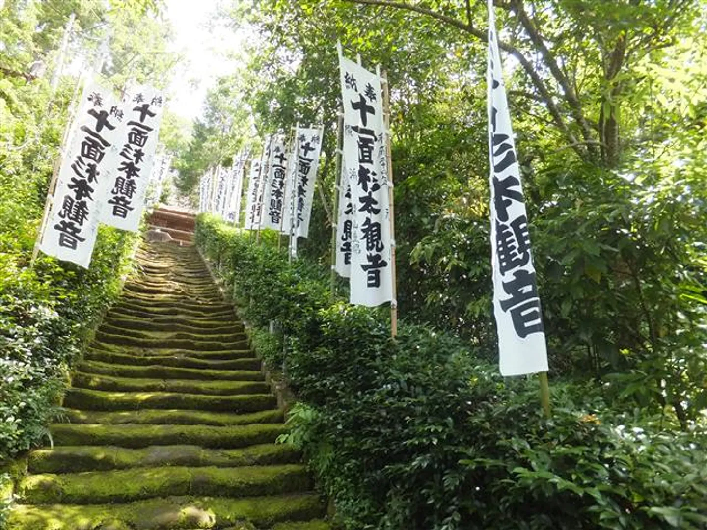 境内は多数の奉納のぼりが林立する独特の景観