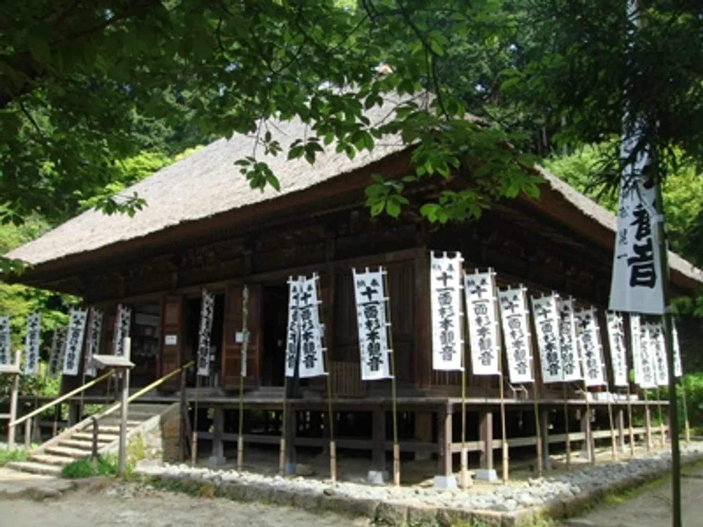 かやぶき屋根の本堂