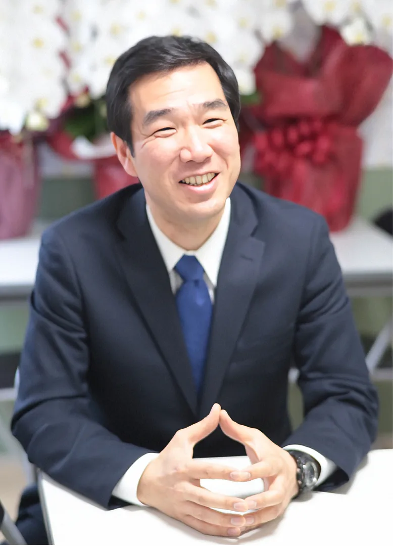 初当選を果たした新田章文氏（2月10日、南区宮元町の事務所）【プロフィール】新田章文（にった・しょうぶん）1981年5月20日生まれ。大阪府で育ち、同志社大学卒業後、非正規社員、サラリーマンを経て25歳で菅義偉氏の秘書に。菅氏が官房長官、首相に就いた際はそれぞれ秘書官を務めた。家族は妻と今春小学校入学の長女。