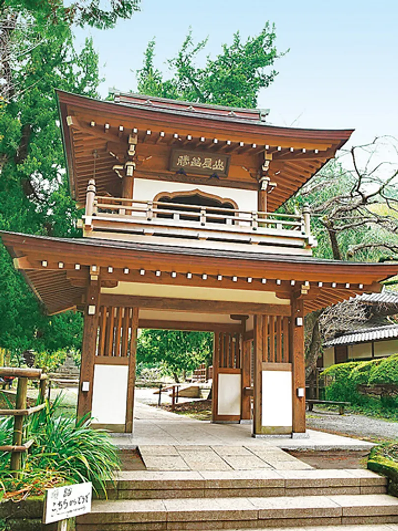 山門の上層には梵鐘が吊るされている