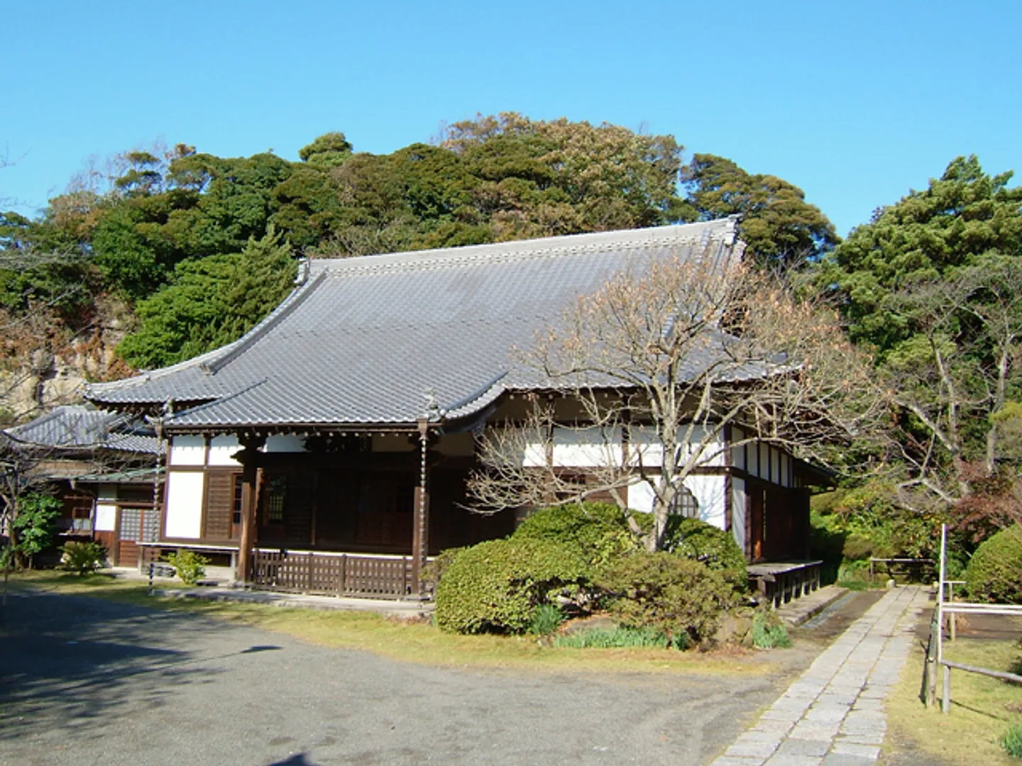 どっしりとした客殿が立つ浄光明寺