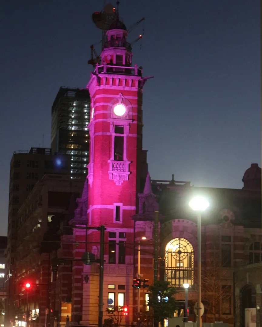 ピンク色にライトアップされた横浜市開港記念会館（過去の写真）