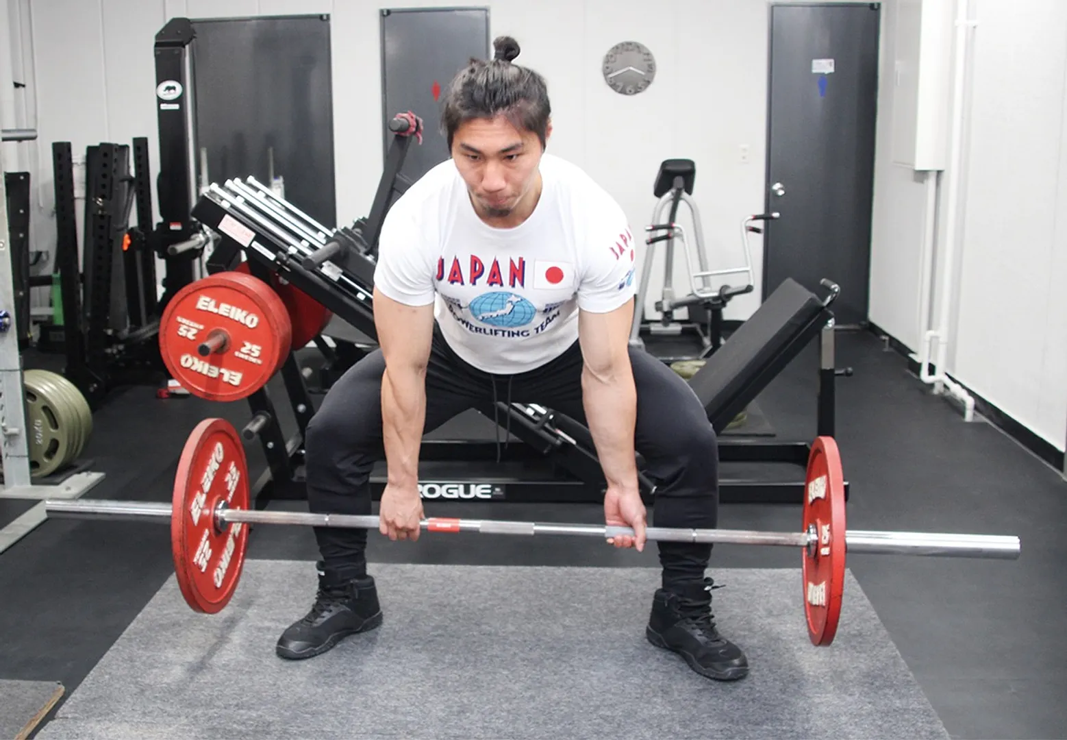 デッドリフトを披露する鶴谷さん