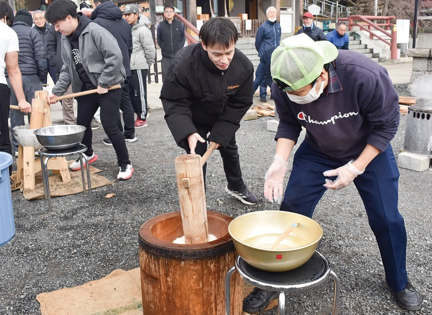 35kgのもち米を使った餅つきも