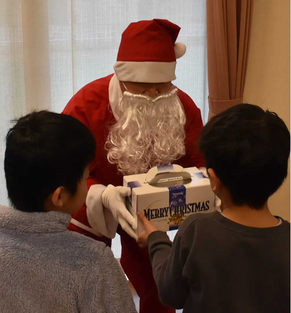 サンタからケーキを受け取る子ども