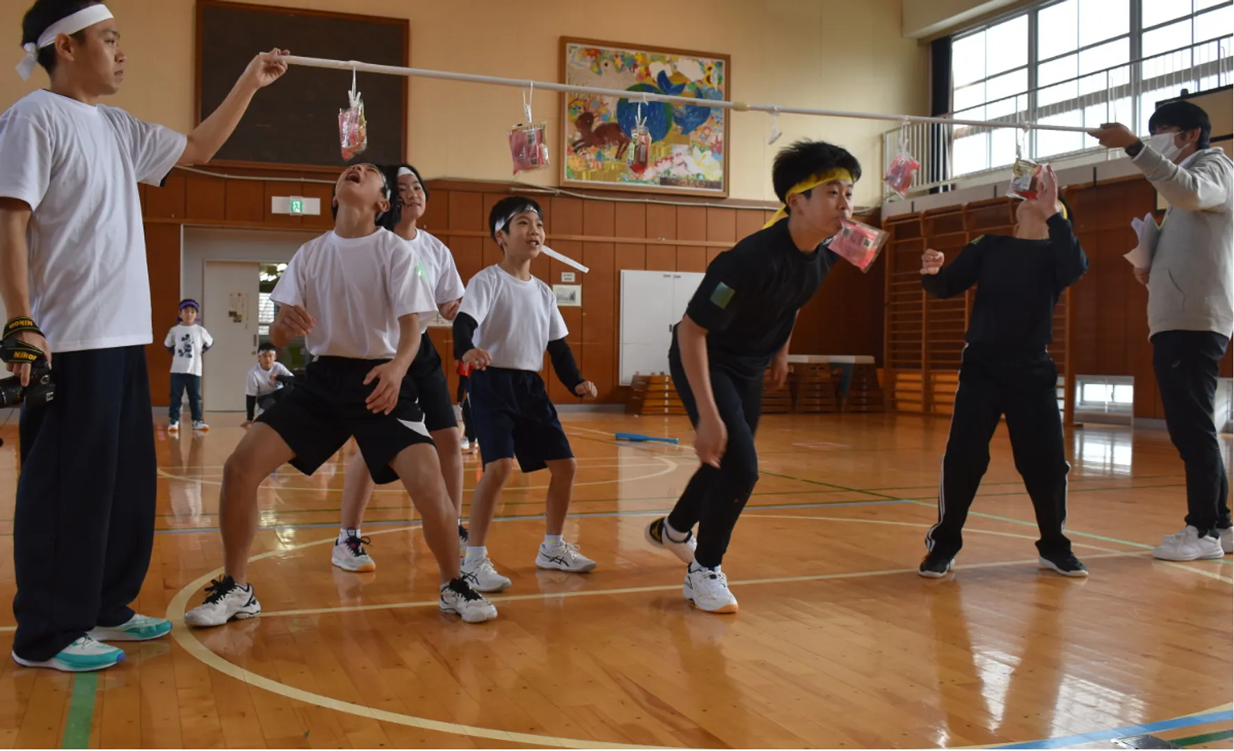 ぱん食い競争に挑むメンバー