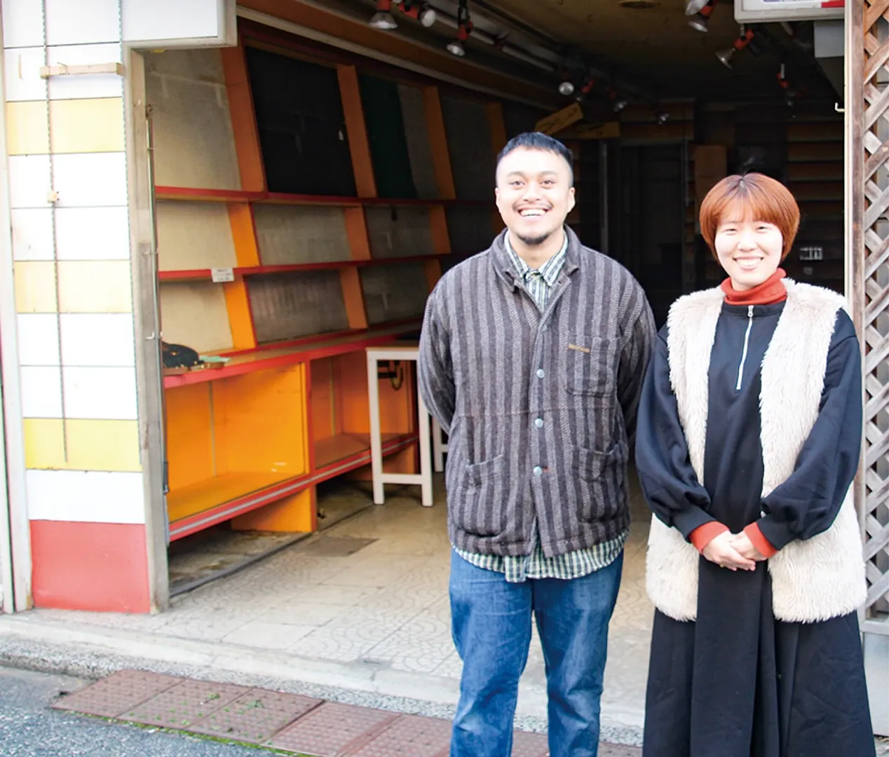 店舗予定地前でダバンテスさん（左）と橋本さん