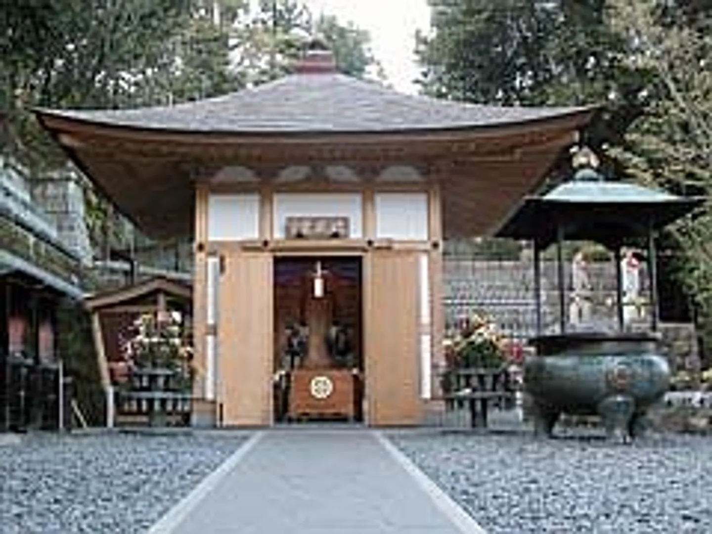 地元の人々の信仰を集めている地蔵堂