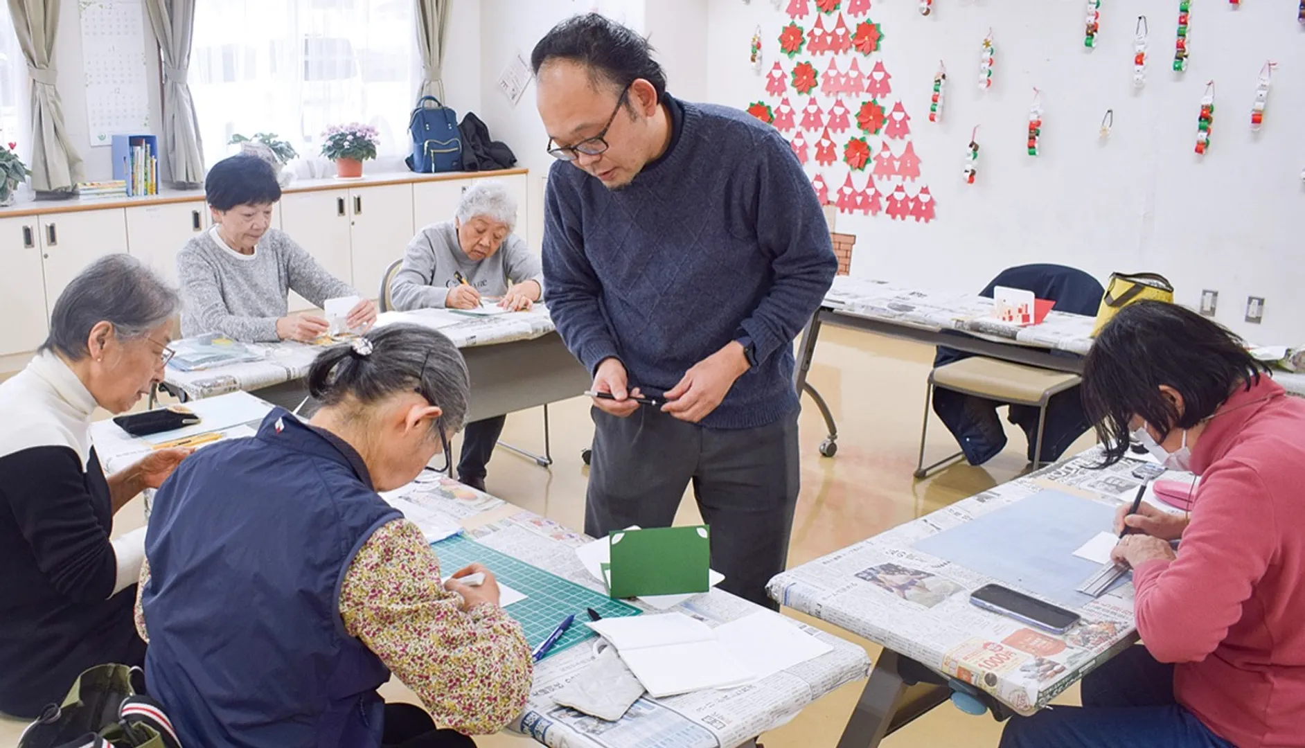 講師の櫻井さん（中央）が１人１人に丁寧にアドバイスしてくれる