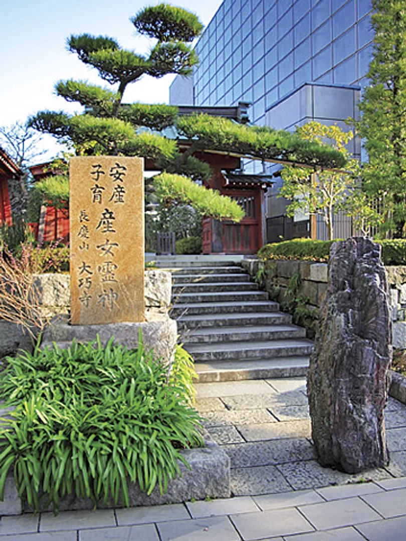 朱塗りの門の近くには安産祈願の産女霊神の碑も