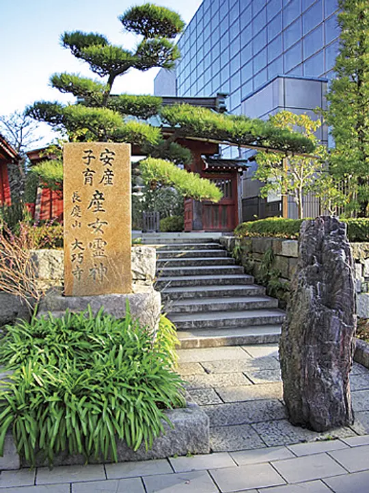 朱塗りの門の近くには安産祈願の産女霊神の碑も