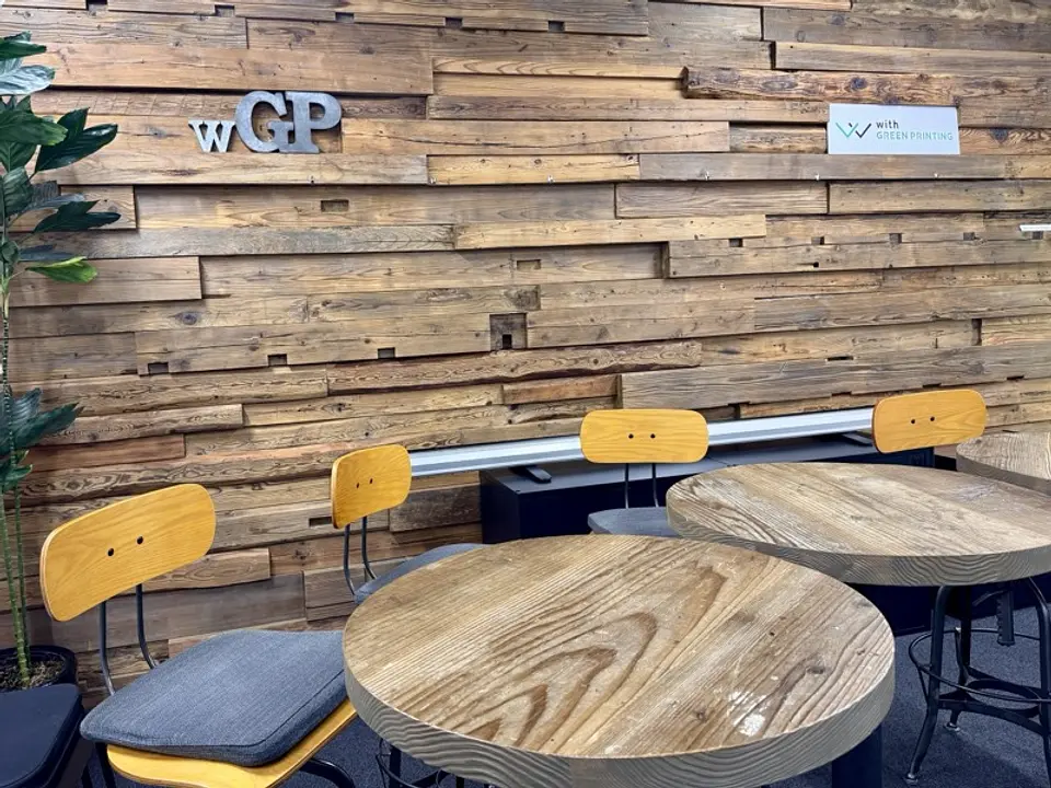 木材を活用したサステナブルな内装デザインのオフィス空間（グリーンプリンティング）