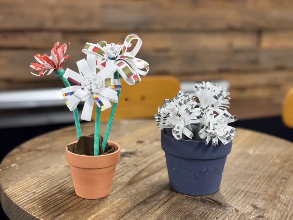 再生紙で作られた紙の花のオブジェ（環境配慮型デザイン）