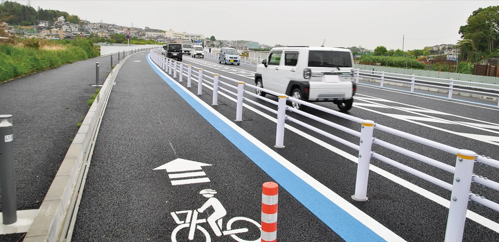 自動車、自転車、歩行者、それぞれが安全に通行可能となっている。