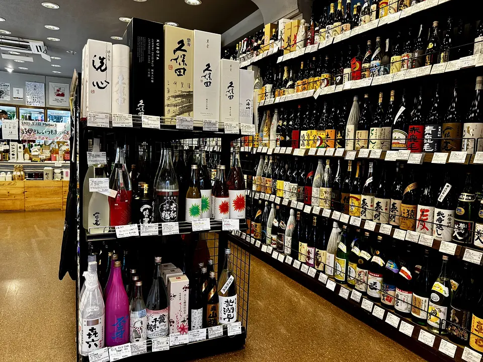 横浜君嶋屋-日本酒棚-久保田-地酒