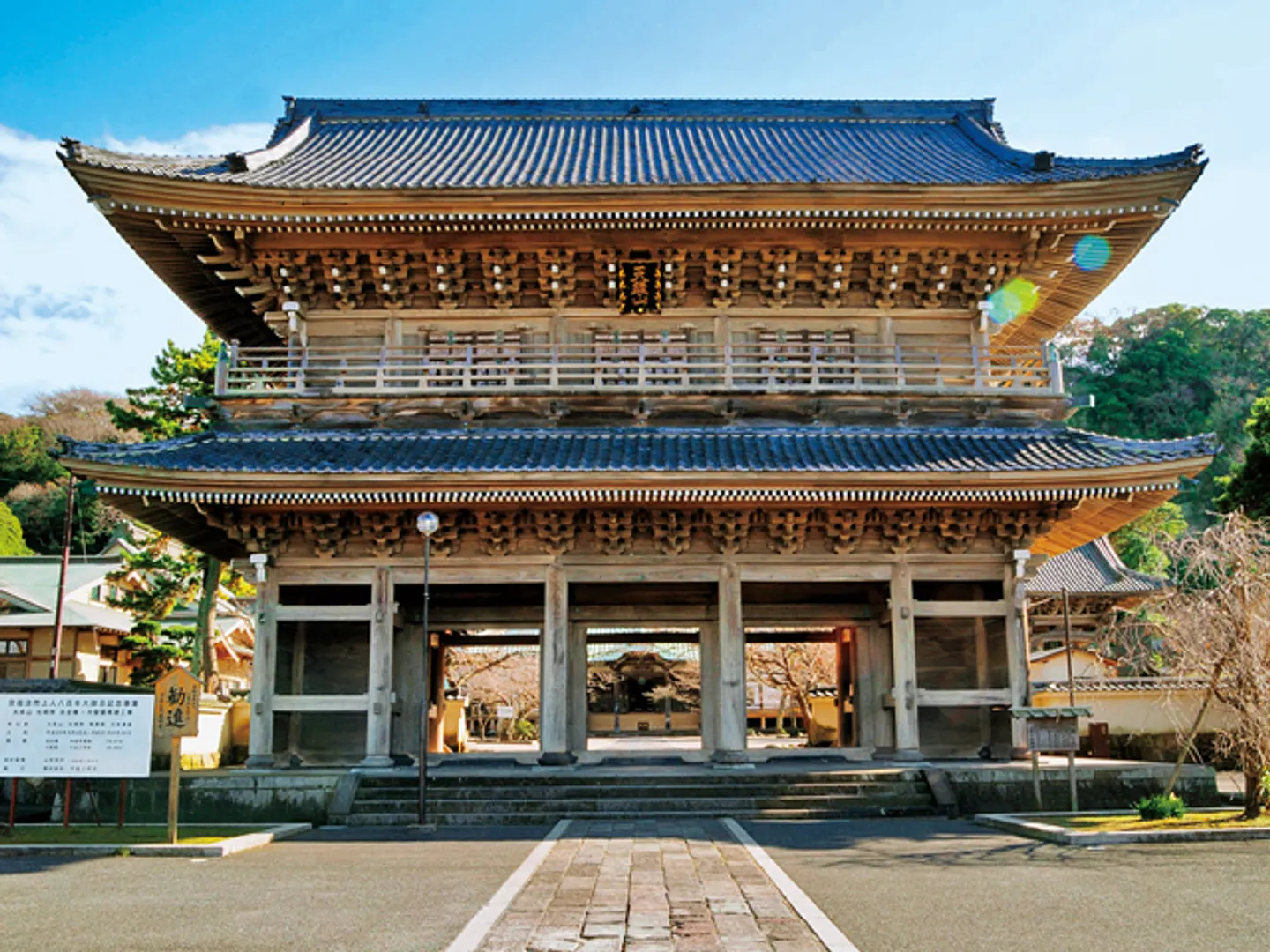 どっしりとした山門