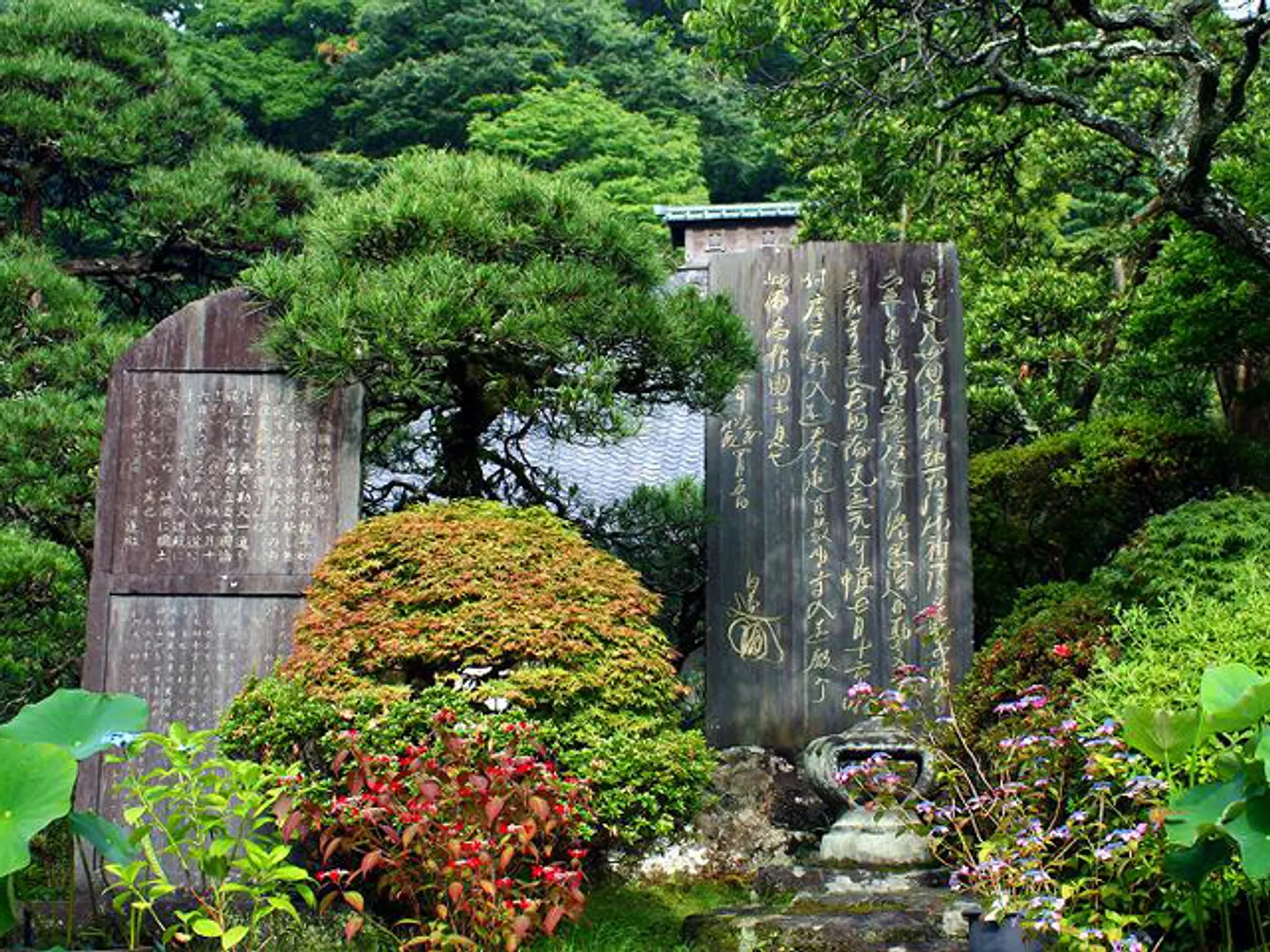 日蓮直筆の石碑が立つ光則寺