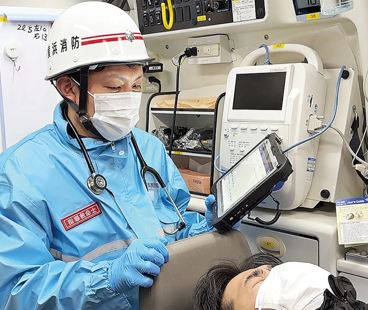 専用システムを使用する隊員