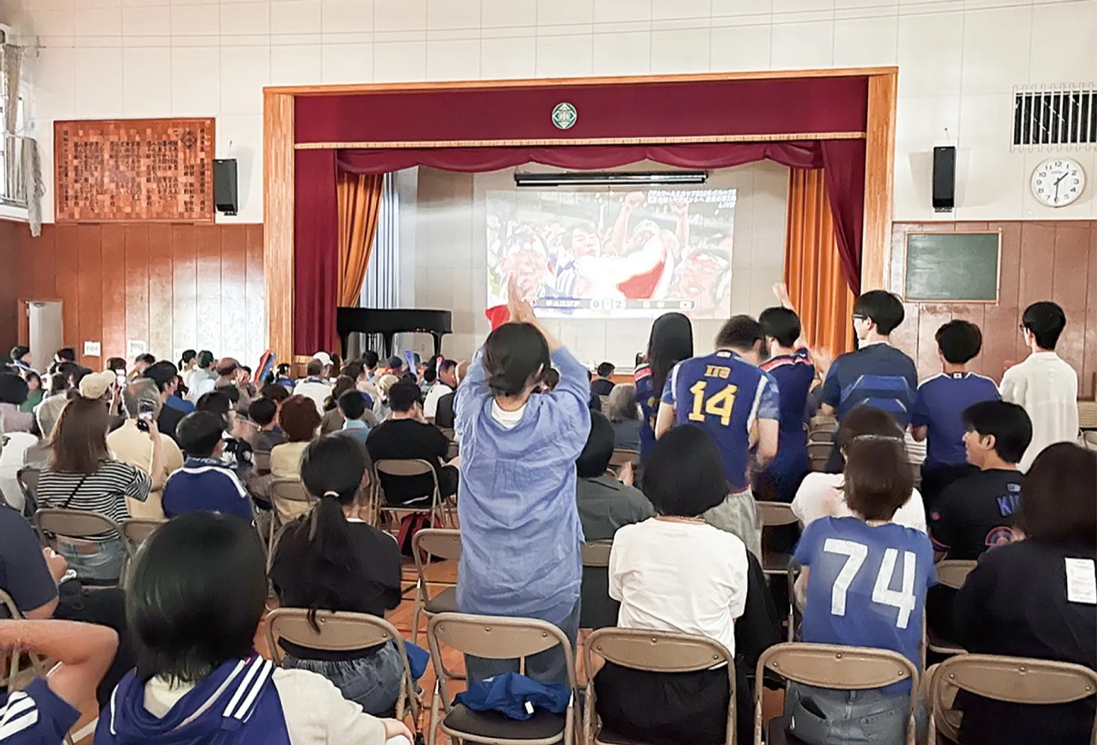 拍手喝采で日本代表のゴールを祝った
