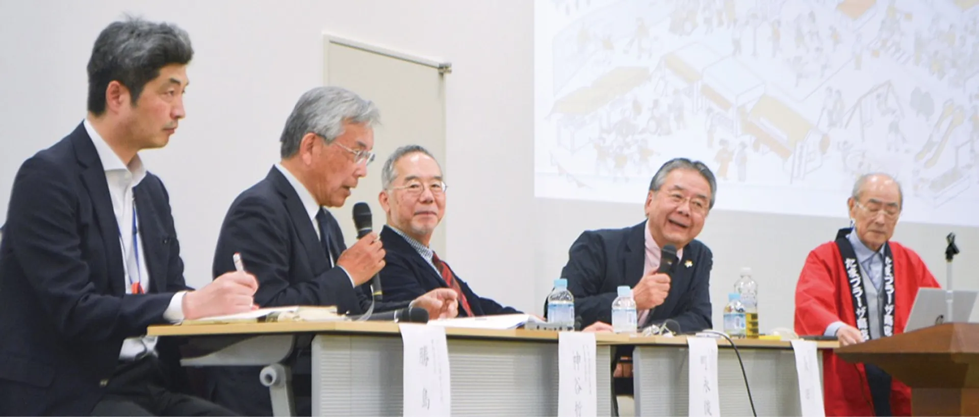 討論を繰り広げる（左から）勝島事務局次長、神谷政策推進部長、町永さん、長田センター長