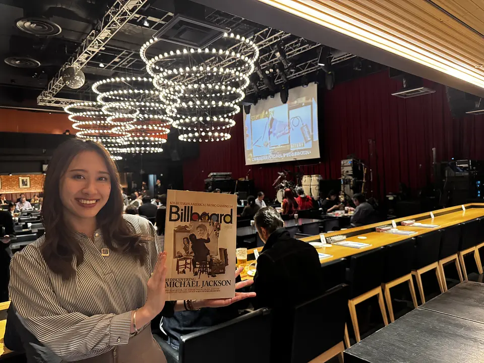 billboard-live-yokohama-hall-interior-chandelier