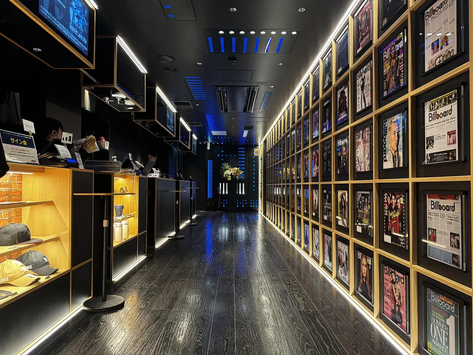 billboard-live-yokohama-entrance-gallery-wall