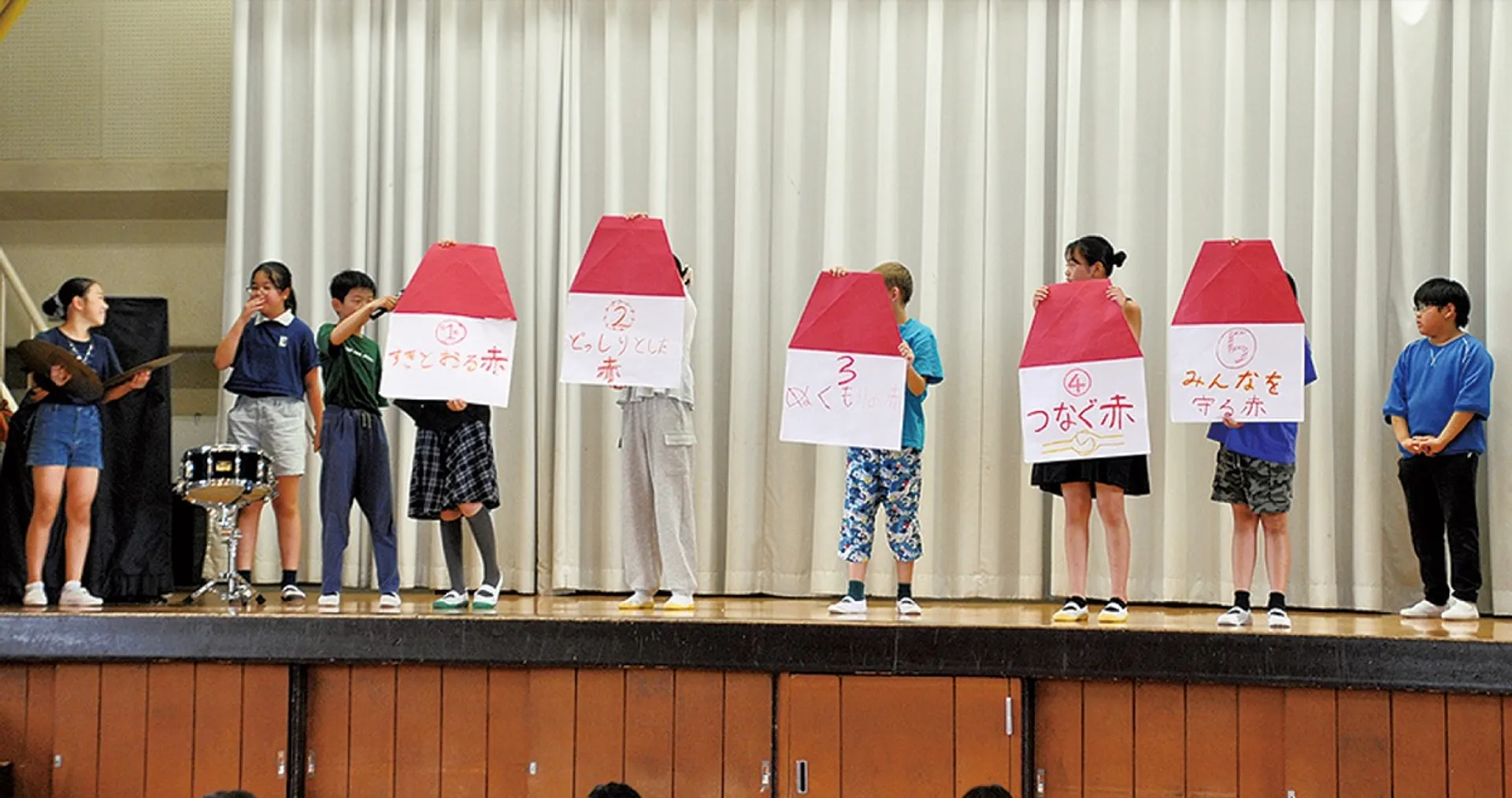 屋根の色を発表する児童たち