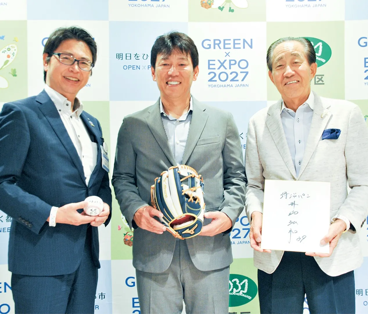 左から中島区長、井端元日本代表監督、菊池会長