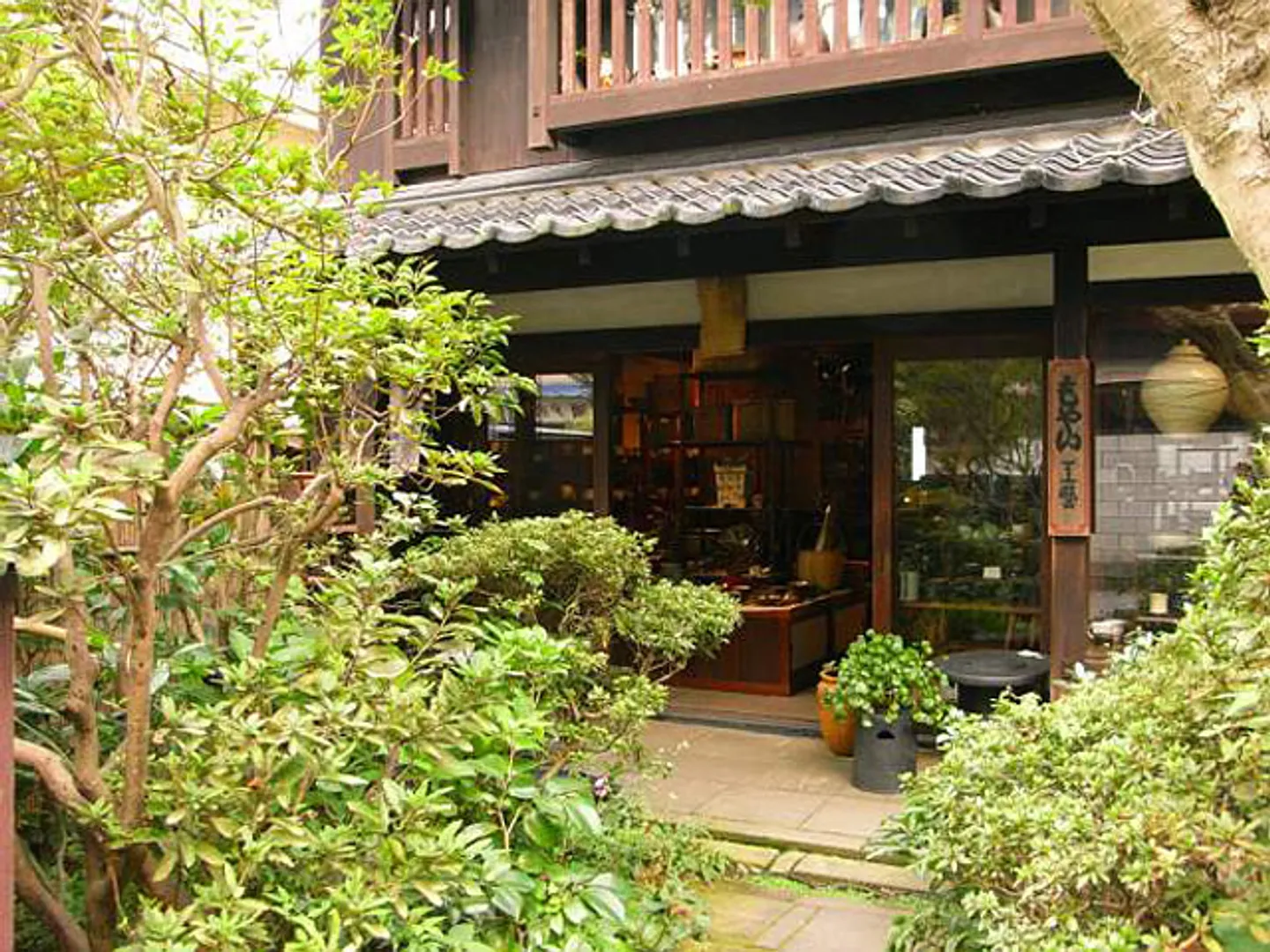 もやい工藝は民家風の構えの店