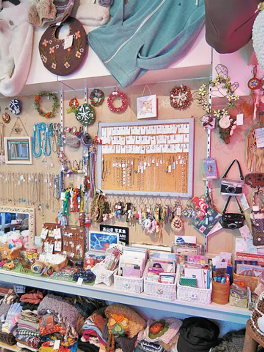 狭い店内にアイテムがぎっしり。宝探し気分で買い物できる