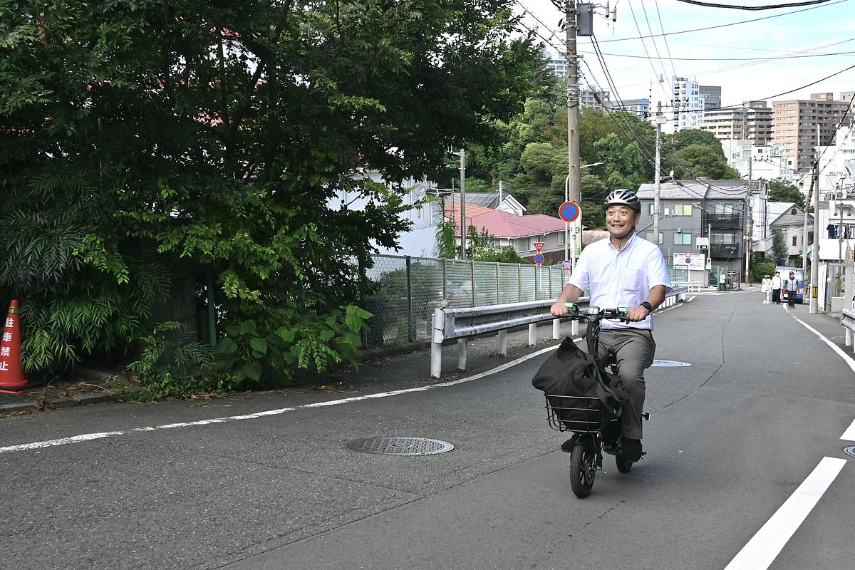 代官坂を走るアットヨコハマスタッフの立石