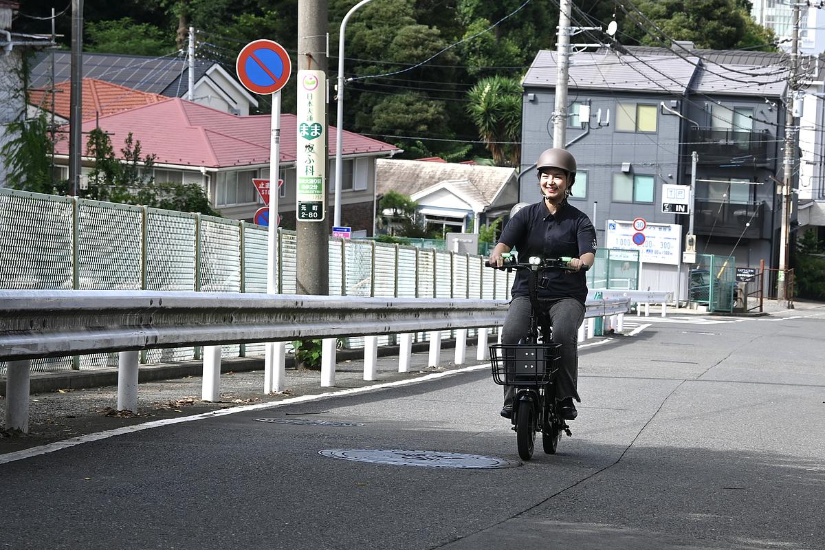 代官坂を走るアットヨコハマスタッフの中村