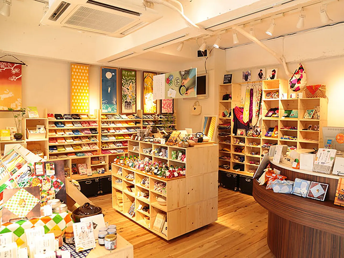 木のナチュラルな雰囲気の明るい店内