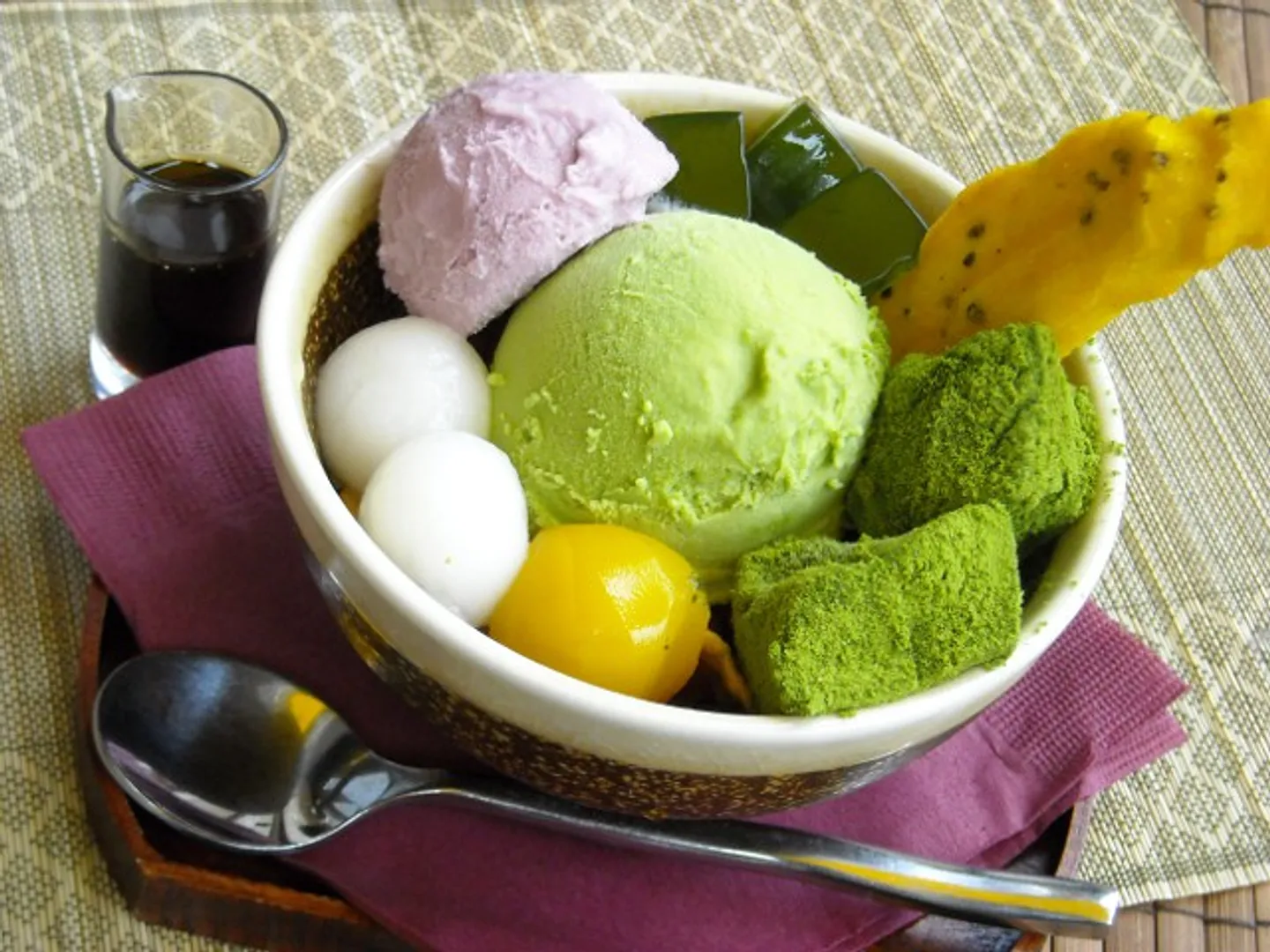 おいも鎌倉抹茶パフェ 紫芋アイスと抹茶アイスが共演した抹茶スイーツづくしの大人気パフェ