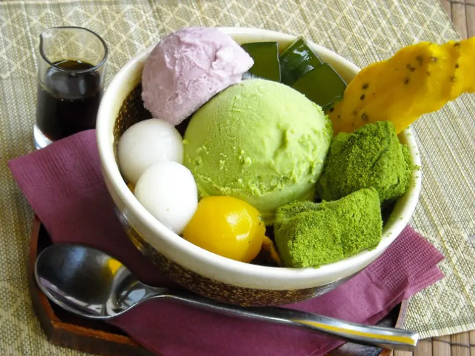 おいも鎌倉抹茶パフェ 紫芋アイスと抹茶アイスが共演した抹茶スイーツづくしの大人気パフェ
