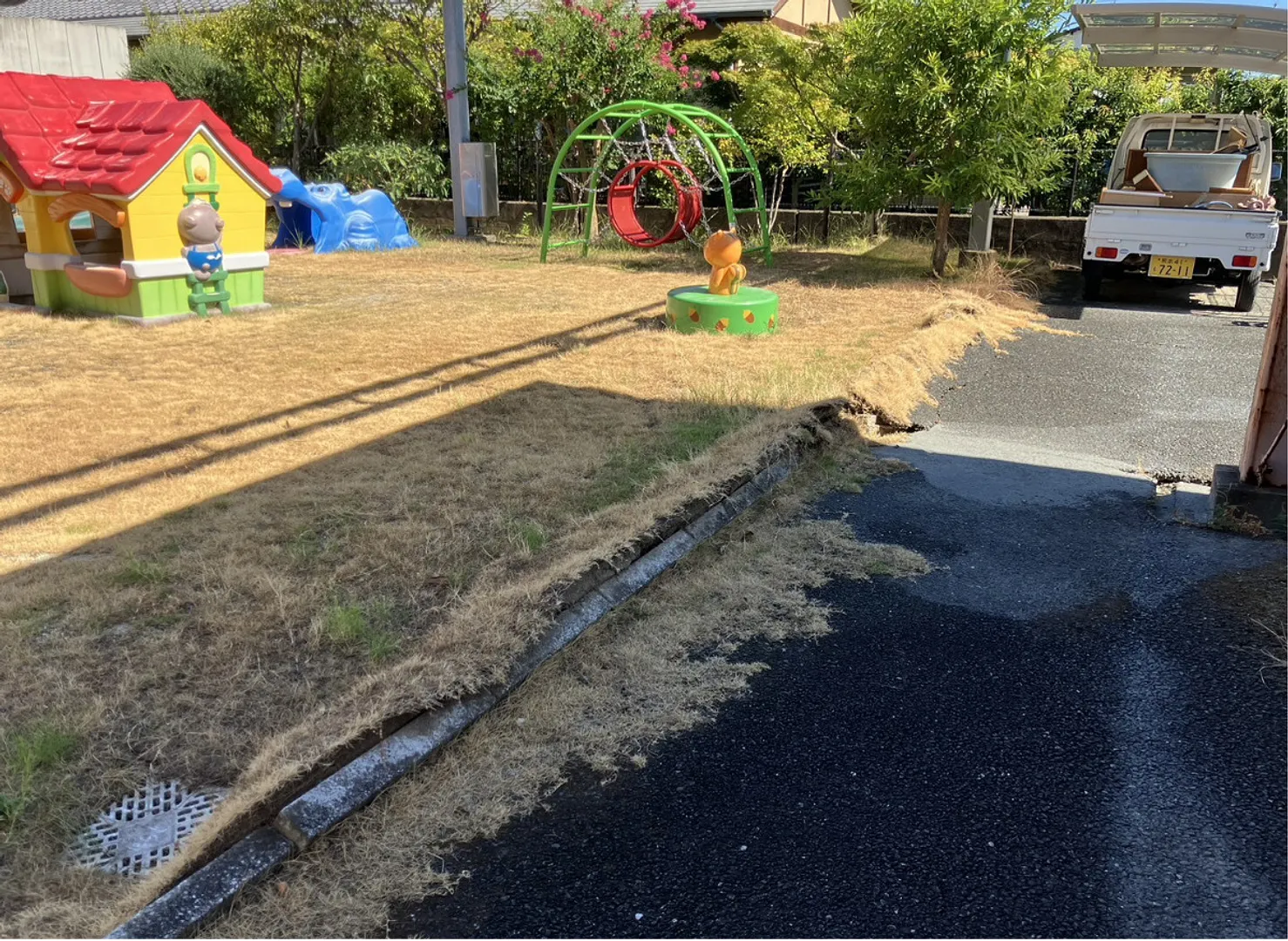 地震で一部隆起した園庭＝園長会提供