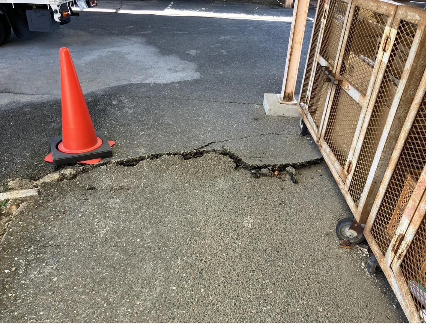 地面に亀裂が入った保育園内の駐車場＝園長会提供