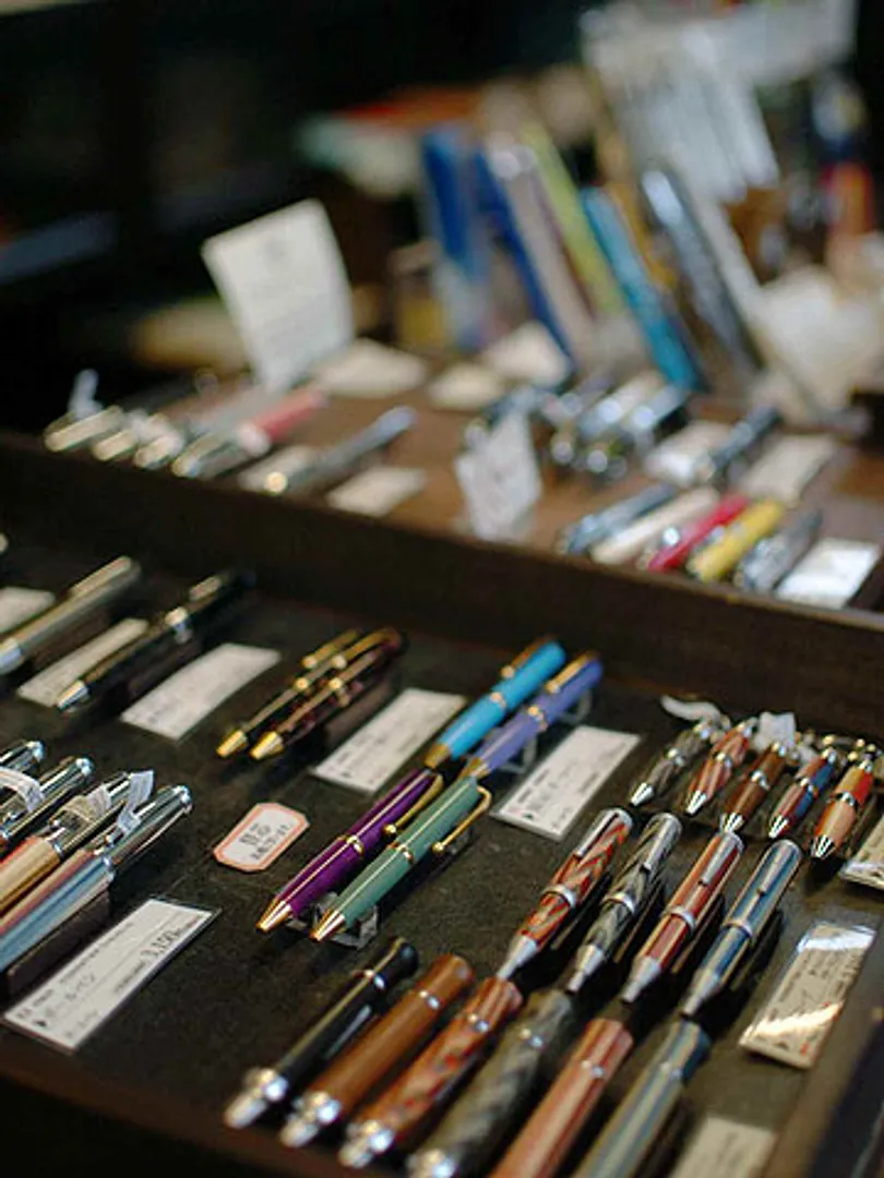 国内外からセレクトした秀逸な文具がひしめく店内