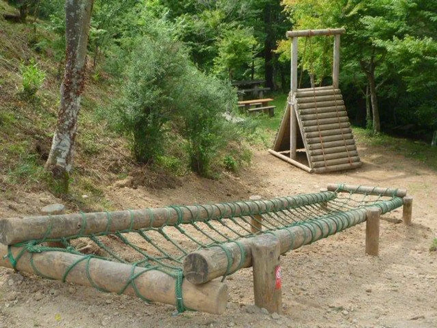 子どもたちに人気の木製遊具