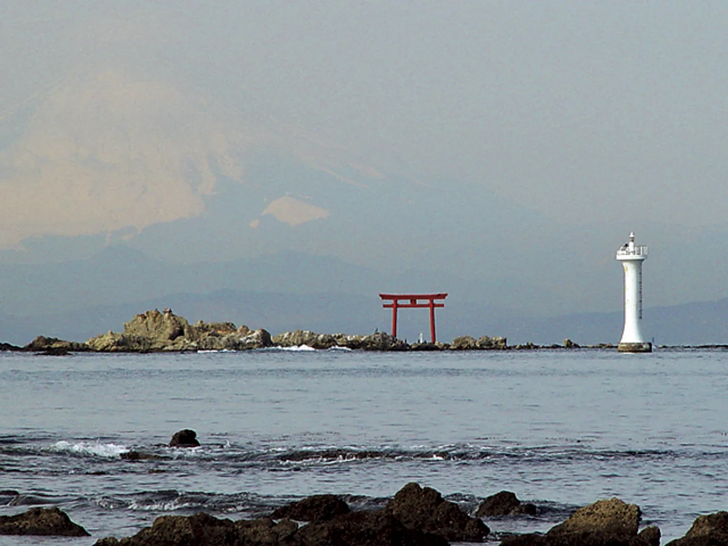 海上にあるので森戸海岸や真名瀬漁港周辺から見学しよう