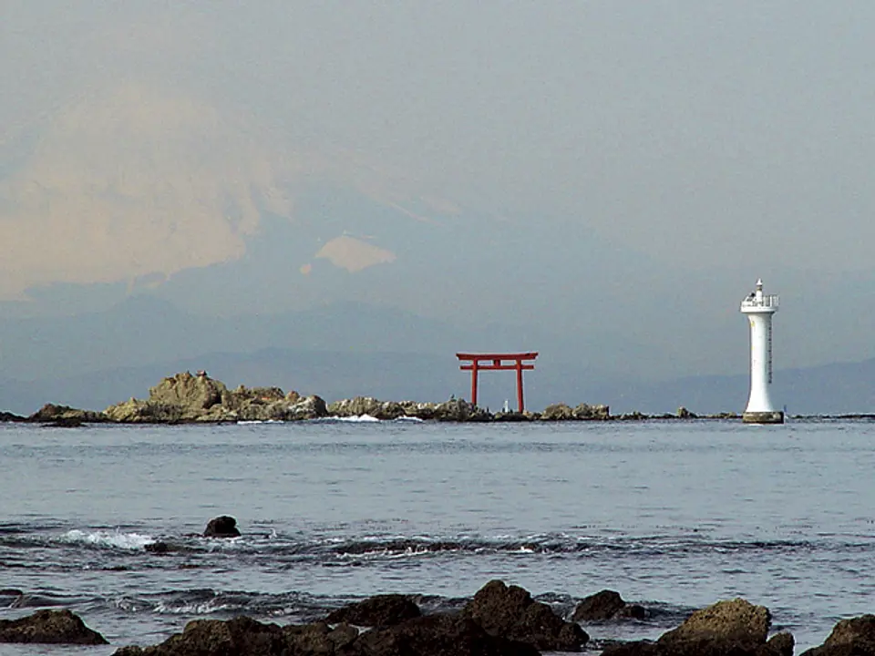 海上にあるので森戸海岸や真名瀬漁港周辺から見学しよう