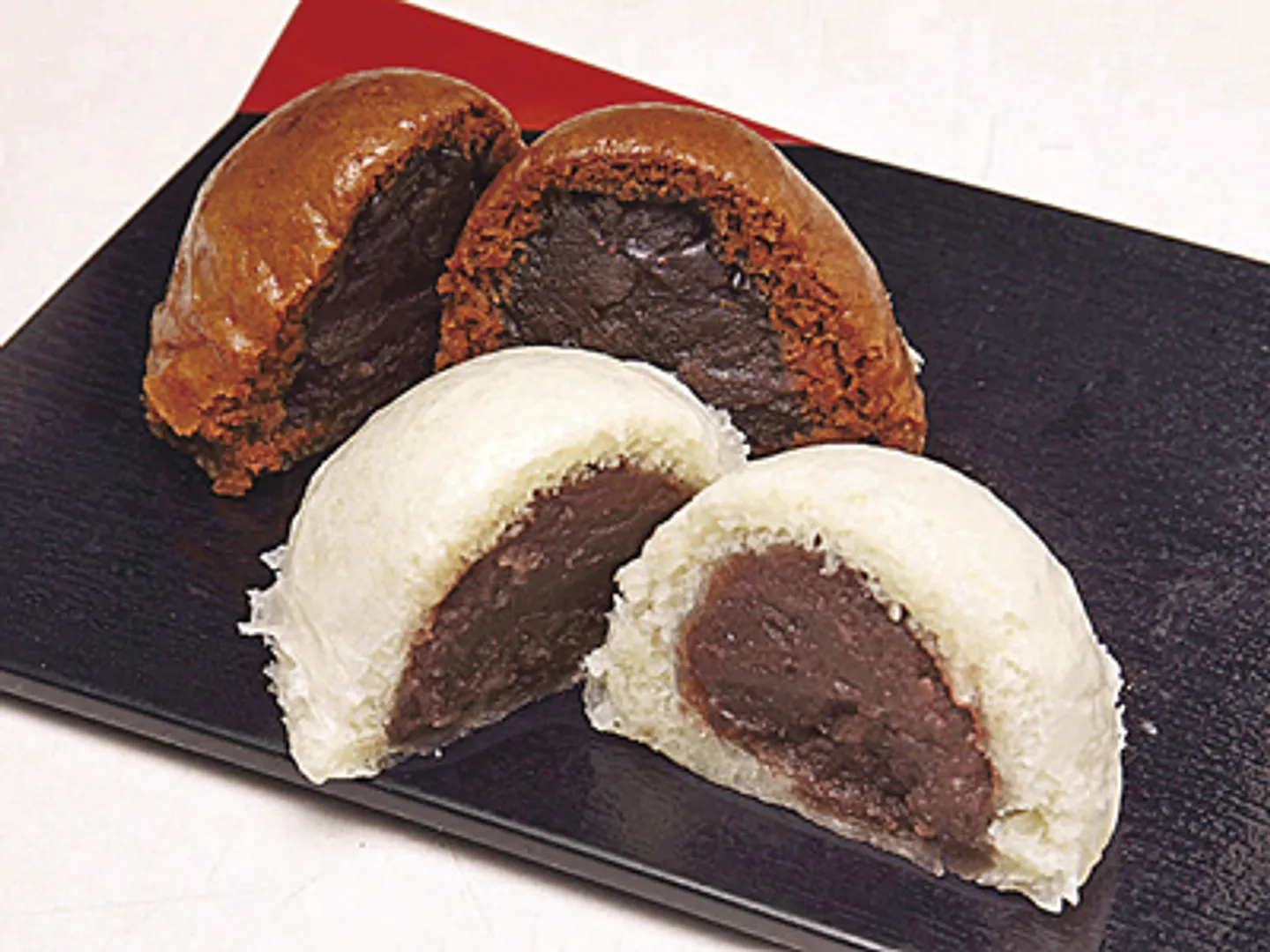 こし餡の酒まんじゅうはしっとり上品な香りで、茶まんじゅうは粒餡と黒糖の調和が秀逸