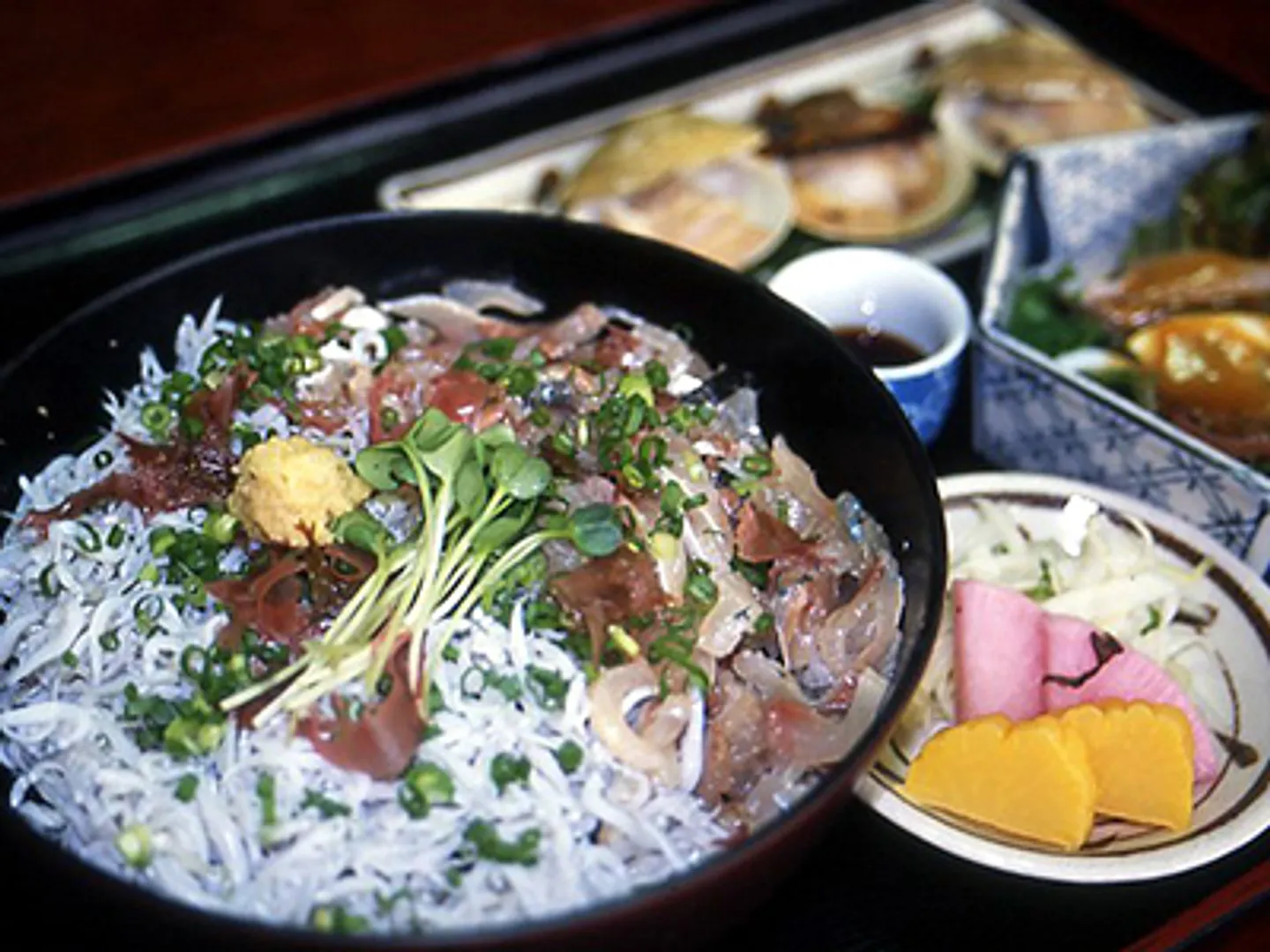 参道入口すぐ左手にある磯料理店