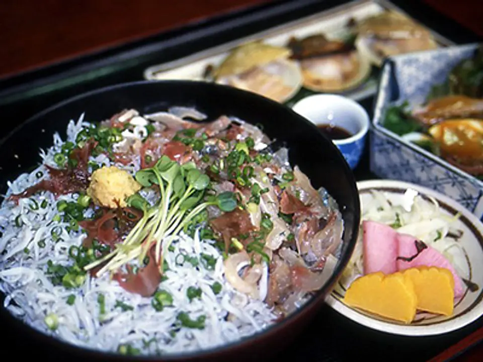 参道入口すぐ左手にある磯料理店