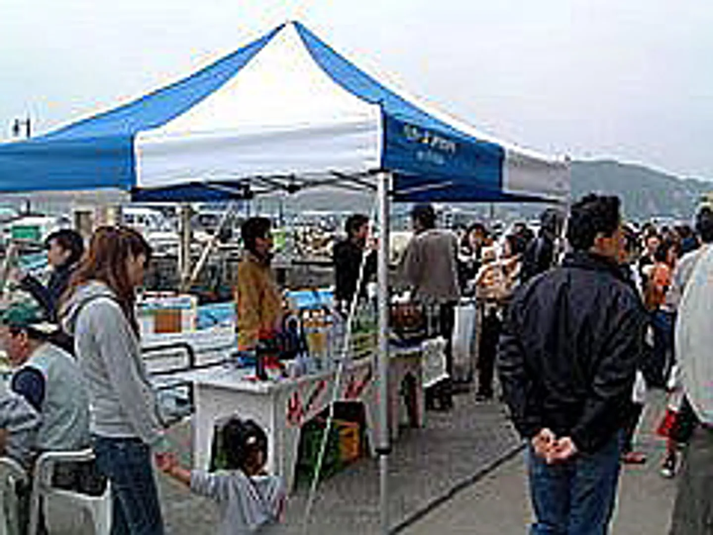 新鮮な海の幸を求めて多くの人が集まってくる