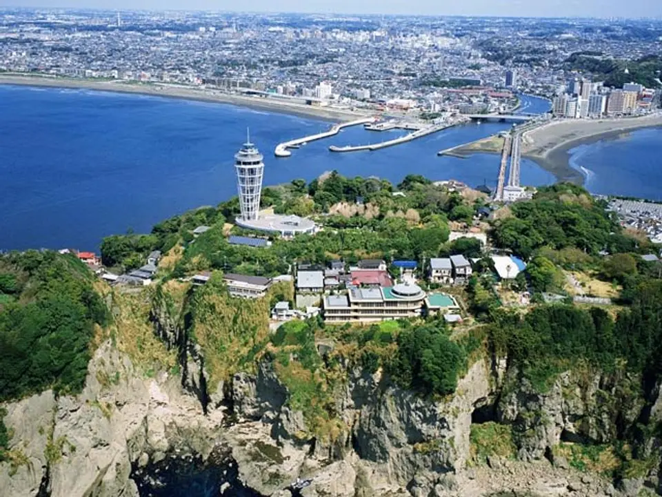 最福寺関東別院(江ノ島大師)を望む江ノ島全景