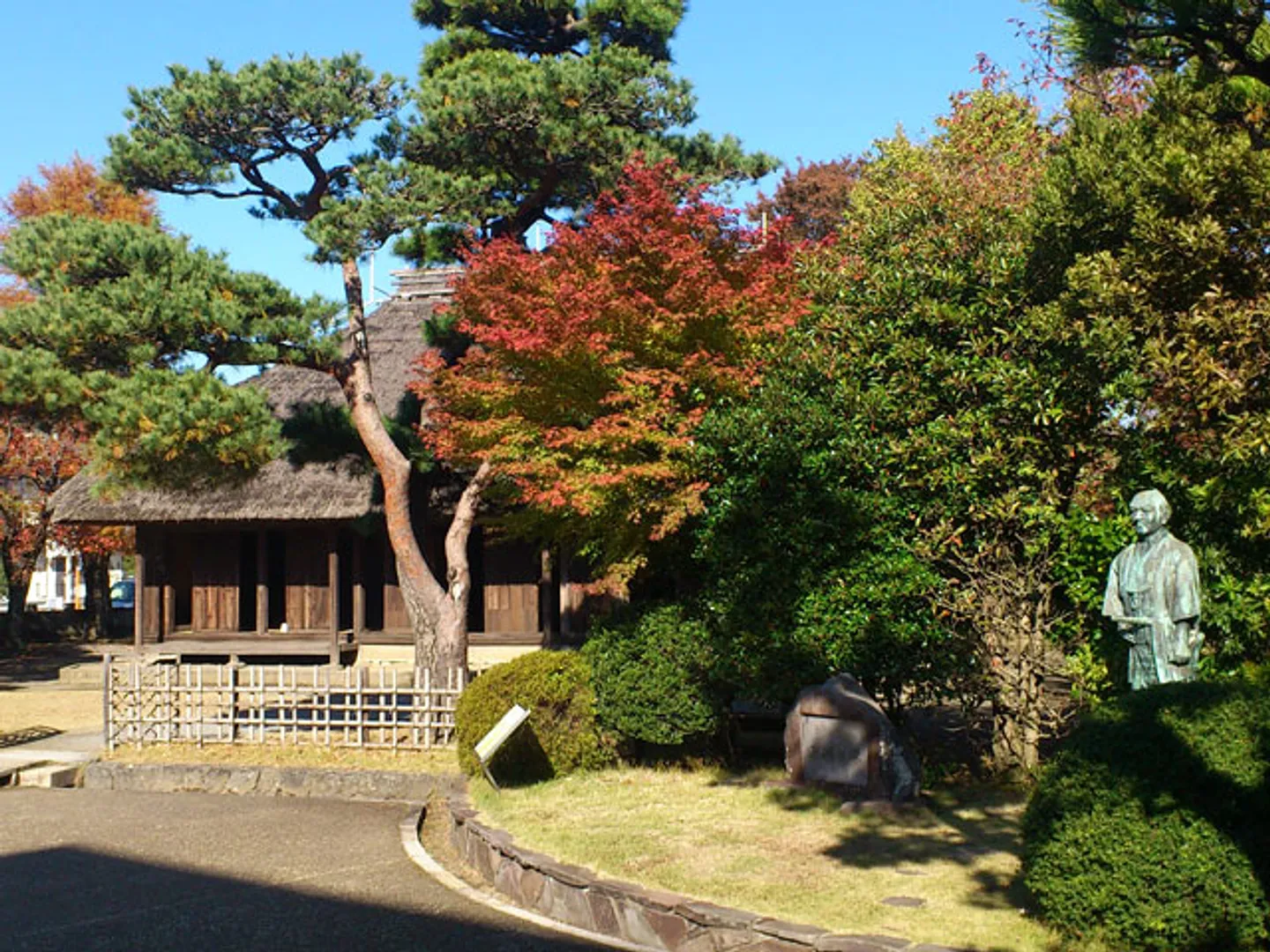 尊徳生家と回村[かいそん]の像(大人の尊徳像)
