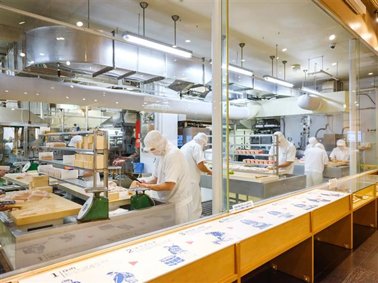 かまぼこ職人の技を間近で見学